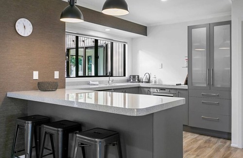 Waipahihi Casa | Shepherds Retreat - spacious comfort & serenity. Ideal for families or groups