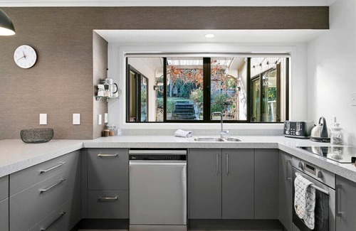 Waipahihi Casa | Shepherds Retreat - spacious comfort & serenity. Ideal for families or groups