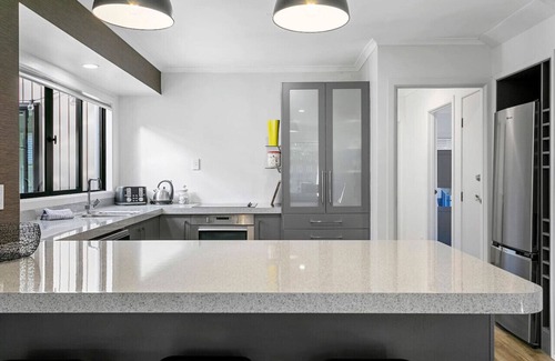 Waipahihi Casa | Shepherds Retreat - spacious comfort & serenity. Ideal for families or groups