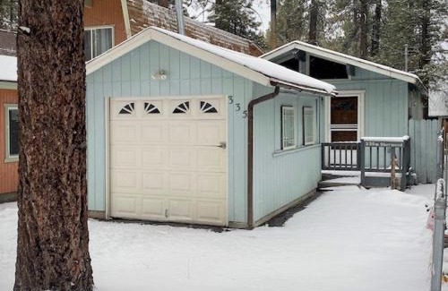 Big Bear City Casa | Sherwood Cottage - Charming and cozy cabin that has back deck with a Hot Tub!
