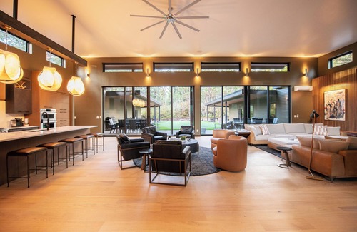 Bandon Casa | Shirley Woods Golf House, Luxury golf house, putting green, golf simulator, hot tub, sauna
