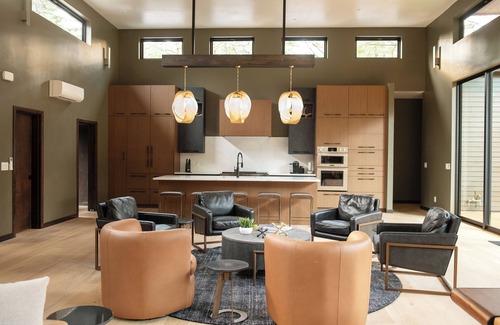 Bandon Casa | Shirley Woods Golf House, Luxury golf house, putting green, golf simulator, hot tub, sauna