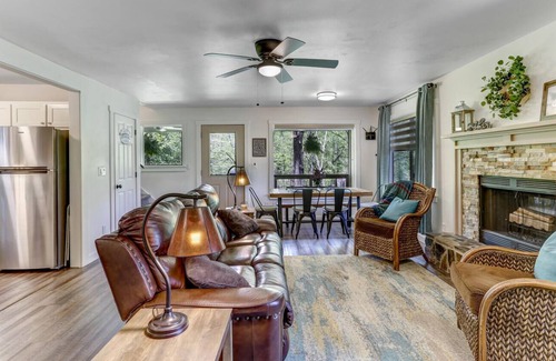 Hayesville Cabina | Shooting Creek Cottage Walk n' Creek Fronatge! Close to Lake Chatuge! Fish WiFi