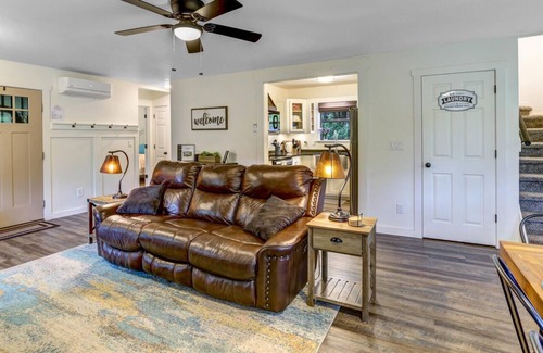 Hayesville Cabina | Shooting Creek Cottage Walk n' Creek Fronatge! Close to Lake Chatuge! Fish WiFi