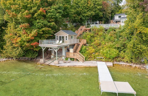 Oro-Medonte Casa | Shoreline city escape property steps from Lake Simcoe- w. boathouse and hot tub!