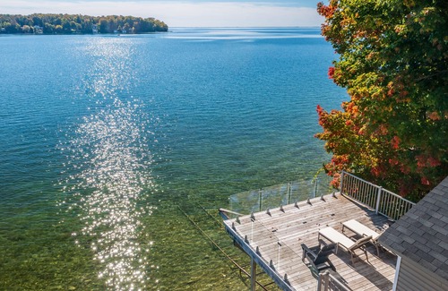 Oro-Medonte Casa | Shoreline city escape property steps from Lake Simcoe- w. boathouse and hot tub!