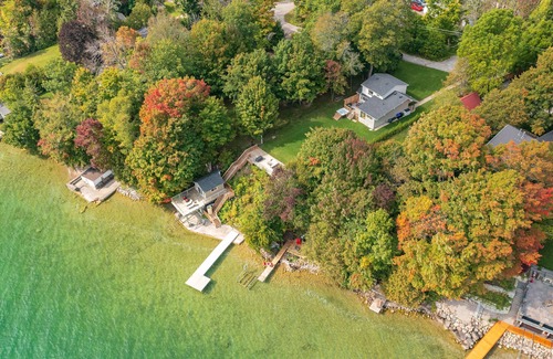 Oro-Medonte Casa | Shoreline city escape property steps from Lake Simcoe- w. boathouse and hot tub!