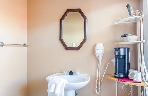 Abbeville Casa | Short Drive to Greenwood City Garden! FREE Onsite Parking, Breakfast!