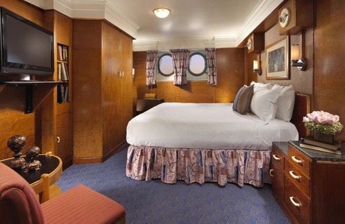 Harbor Hotel | Short Drive to Long Beach Airport and Cabrillo Aquarium! Pets are Allowed Here