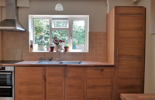 Guildford Casa | Corto o largo plazo, vacaciones grupales en Guildford. Fácil acceso, estacionamiento gratuito.