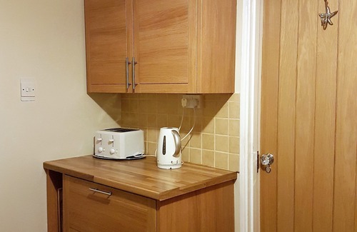 Guildford Casa | Corto o largo plazo, vacaciones grupales en Guildford. Fácil acceso, estacionamiento gratuito.