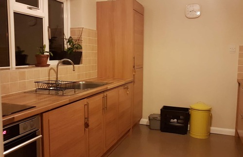 Guildford Casa | Corto o largo plazo, vacaciones grupales en Guildford. Fácil acceso, estacionamiento gratuito.