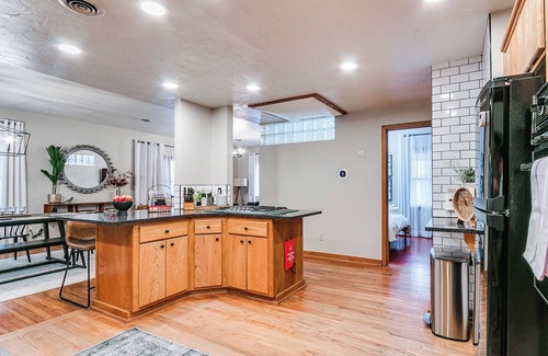 Norman Casa | Short Walk to OU Campus ~ Easy Access from I-35 ~ Nearby Park ~ Perfect for Groups up to 4!