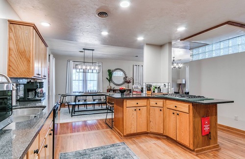 Norman Casa | Short Walk to OU Campus ~ Easy Access from I-35 ~ Nearby Park ~ Perfect for Groups up to 4!