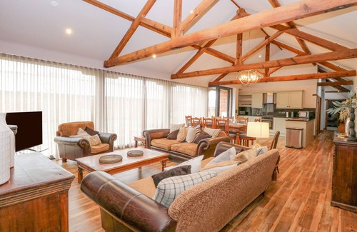 Norwich Cabaña | SHORTHORN BARN, pet friendly, character holiday cottage in Taverham