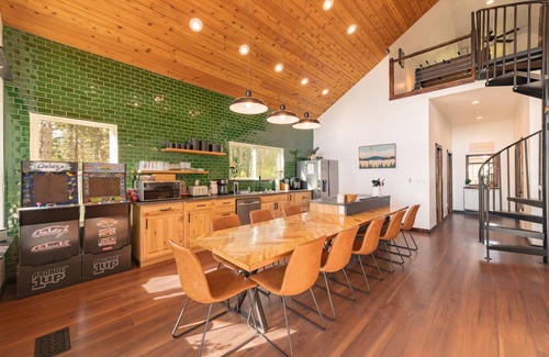 Angel Fire Cabina | Shotski's Lodge - Secluded Ski-In/Out with Hot Tub, Wildlife and Views