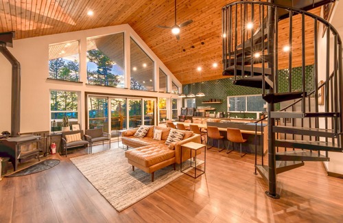 Angel Fire Cabina | Shotski's Lodge - Secluded Ski-In/Out with Hot Tub, Wildlife and Views