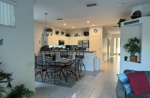 Sunset Lakes Casa | Shreks Hideout! 4 BR / 3 BA piscina y mascotas en Sunset Lakes! ¡Actualizaciones recientes!