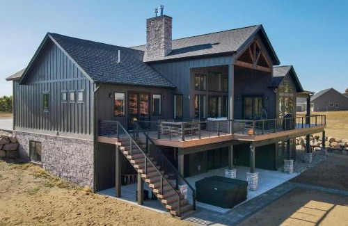 Boyne Falls Casa | Shuttle to Ski Slopes! Hot Tub Haven in Boyne Mtn