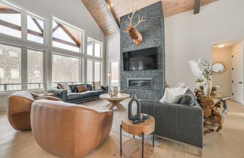 Boyne Falls Casa | Shuttle to Ski Slopes! Hot Tub Haven in Boyne Mtn