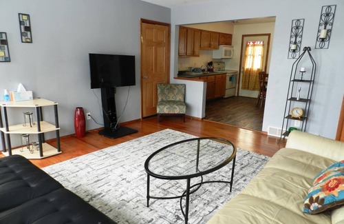 Monona Casa | Side B-Cute and Comfortable Home near Waterfront