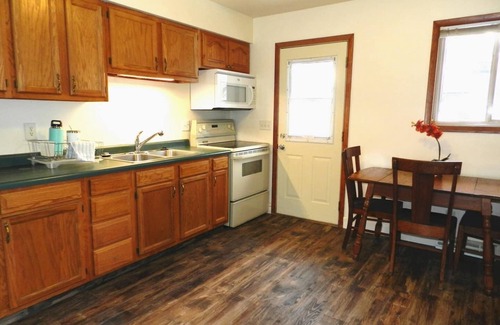 Monona Casa | Side B-Cute and Comfortable Home near Waterfront