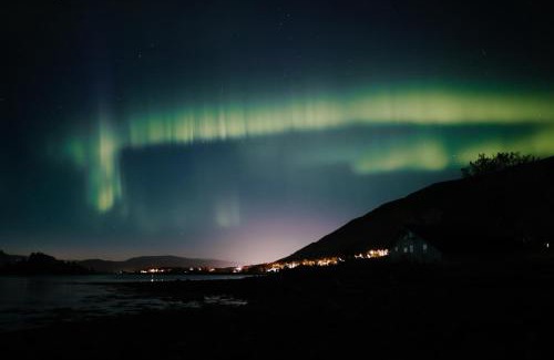 Tromso Casa | Sigridtunet - 4 bedroom Arctic experiences by the sea, with great opportunities to see the Northern lights dancing just for you!
