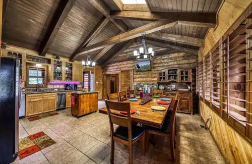 Alto Cabina | Silver Fox Inn Beautiful 5-bedroom Cabin w/hot tub