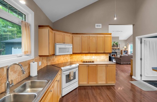 Gravenhurst Cabaña | Silver Lake, Muskoka. 400 ft lake frontage. Near Gravenhurst, Dogs allowed