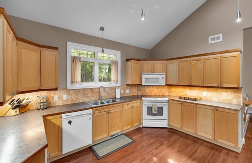 Gravenhurst Cabaña | Silver Lake, Muskoka. 400 ft lake frontage. Near Gravenhurst, Dogs allowed