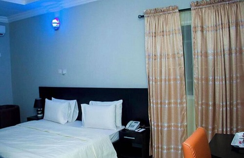 Apomu Complejo | Silver Room