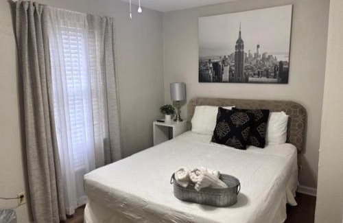 Griffin Heights Apartamento | Simple 1950s Home Budget Stay , Basic comforts