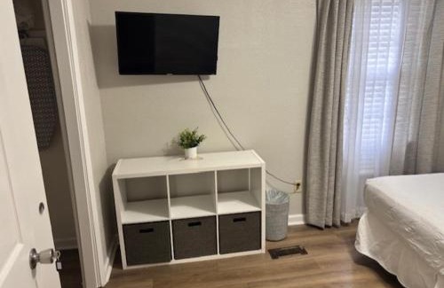 Griffin Heights Apartamento | Simple 1950s Home Budget Stay , Basic comforts