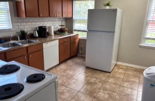 Griffin Heights Apartamento | Simple 1950s Home Budget Stay , Basic comforts