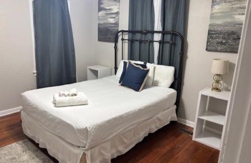 Griffin Heights Apartamento | Simple 1950s Home Budget Stay , Basic comforts
