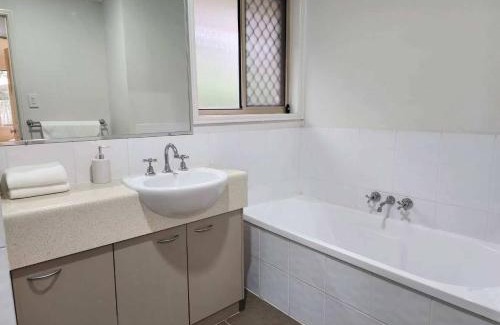 Redbank Plains Casa | Simple and Comfy Family Home between BNE and Ipswich
