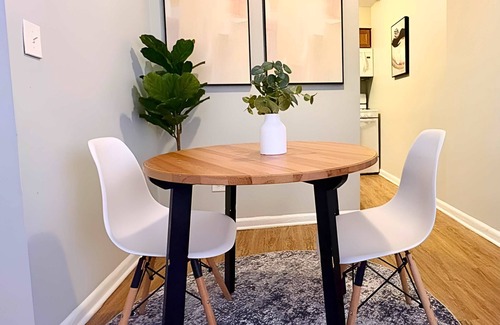 Lake View East Apartamento | Simple, Comfy Living - Furnished 1BR Pad