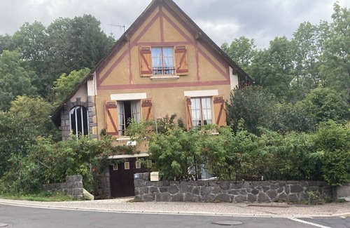 Besse-en-Chandesse Apartamento | SIMPLE GITE in CITE MEDIEVALE to VISIT, HIKE, SKI at your own pace