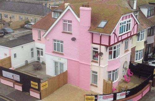 Paignton Apartamento | SINGER SEWING MACHINES FORMER HOME ,FREE PARKING ,1 BEDROOM GROUND FLOOR HOLIDAY FLAT , Private Gate & Garden & Bathroom , microwave , Fridge , Opposite Paignton Pier & Beach , Hotel Reception To Happily Help & Greet you , 1 DOUBLE BED & 1 SINGLE BED