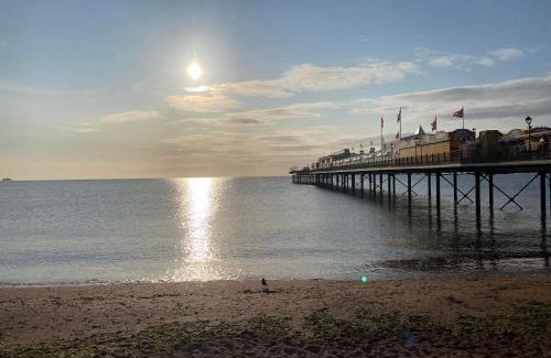 Paignton Apartamento | SINGER SEWING MACHINES FORMER HOME ,FREE PARKING ,1 BEDROOM GROUND FLOOR HOLIDAY FLAT , Private Gate & Garden & Bathroom , microwave , Fridge , Opposite Paignton Pier & Beach , Hotel Reception To Happily Help & Greet you , 1 DOUBLE BED & 1 SINGLE BED