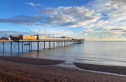 Paignton Apartamento | SINGER SEWING MACHINES FORMER HOME ,FREE PARKING ,1 BEDROOM GROUND FLOOR HOLIDAY FLAT , Private Gate & Garden & Bathroom , microwave , Fridge , Opposite Paignton Pier & Beach , Hotel Reception To Happily Help & Greet you , 1 DOUBLE BED & 1 SINGLE BED