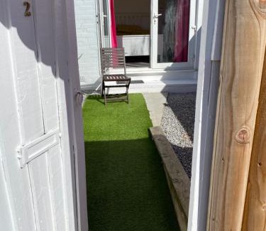 Paignton Apartamento | SINGER SEWING MACHINES FORMER HOME ,FREE PARKING ,1 BEDROOM GROUND FLOOR HOLIDAY FLAT , Private Gate & Garden & Bathroom , microwave , Fridge , Opposite Paignton Pier & Beach , Hotel Reception To Happily Help & Greet you , 1 DOUBLE BED & 1 SINGLE BED