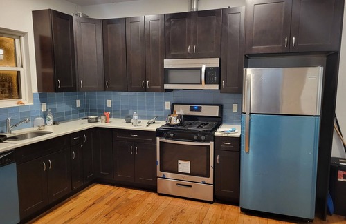Jersey City Apartamento | Single room in 3 BHK. Shared kitchen and shared bathroom with 2 more guests.