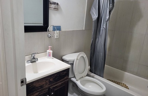 Jersey City Apartamento | Single room in 3 BHK. Shared kitchen and shared bathroom with 2 more guests.