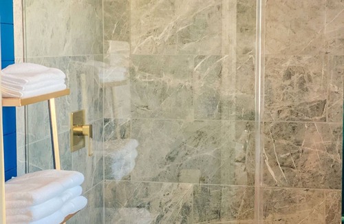 Centralia Condominio | Sisters Four Bed and Bath - Luxury living in a small town atmosphere!