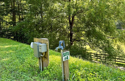 Robbinsville Alquiler De RV | Site 4 – 50 Amp & Water, Tent Lot, Fire Ring