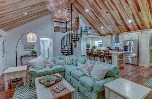 Theodore Casa | Sittin on the dock of the Bay... 10 minutes from Dauphin Island.