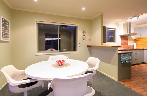 Atawhai Casa | Situated in Atawhai a short drive from central Nelson, with stunning ocean views