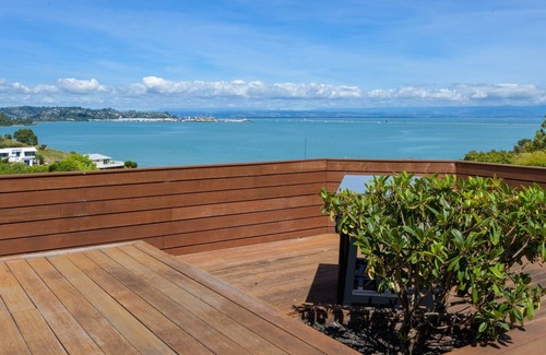 Atawhai Casa | Situated in Atawhai a short drive from central Nelson, with stunning ocean views