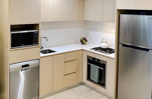 Penrith Apartamento | Situated on Lord Sheffield Circuit, this unit is truly fit for a king.